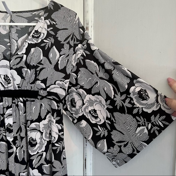 BLU Heaven Black and White Floral Empire Dress V Neck Tie at Waist Wide Sleeve M - Picture 8 of 12